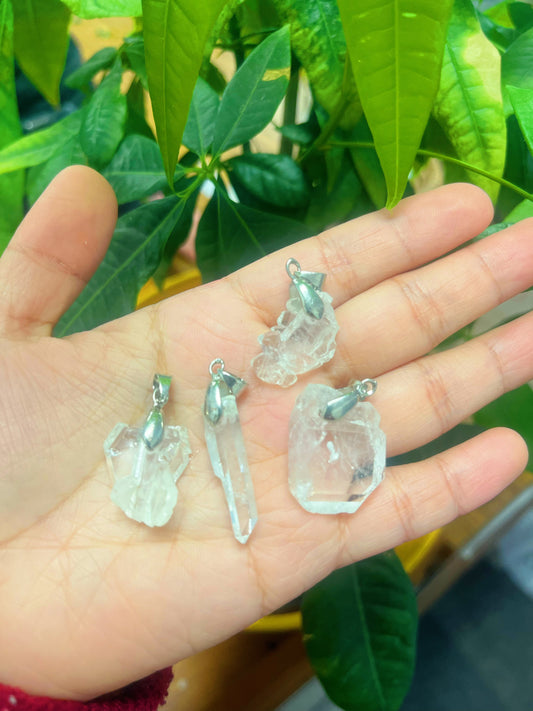 Faden Quartz Necklace